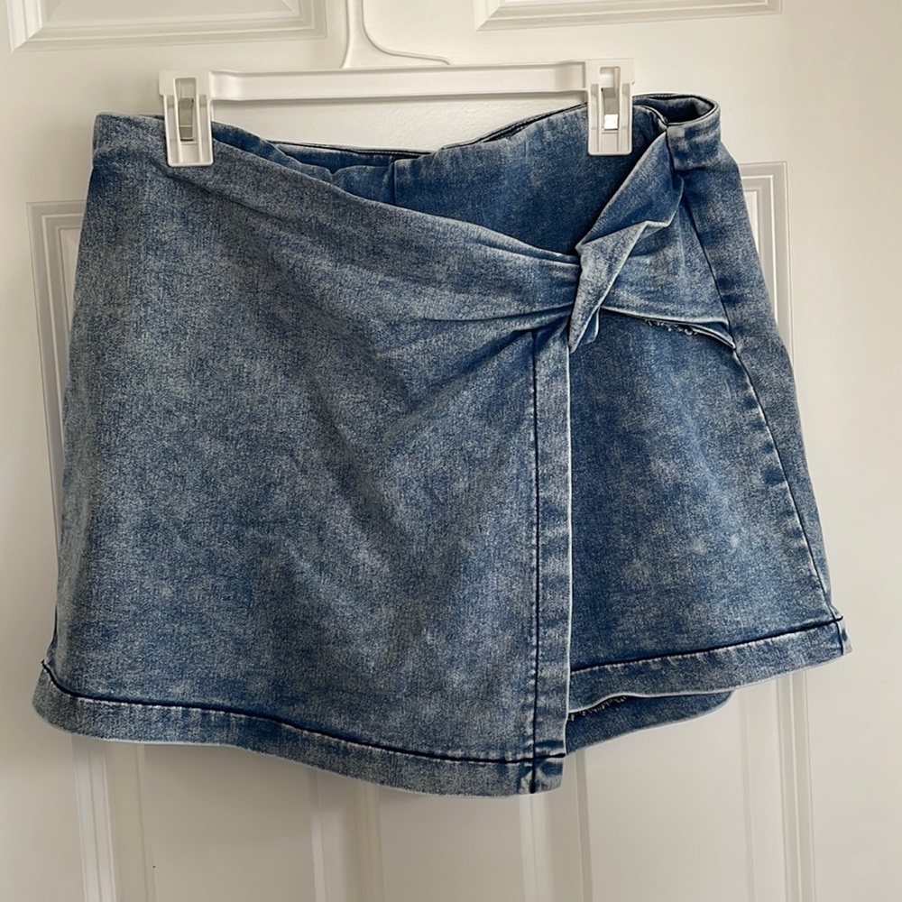 Cato light wash twisted knot skort.